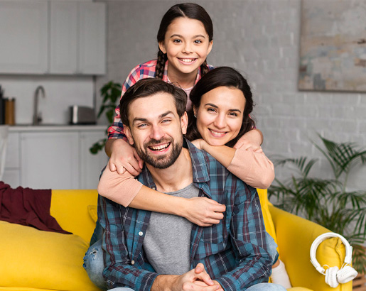 familia-feliz-en-departamento venta de departamentos en curico a mitad de precio
